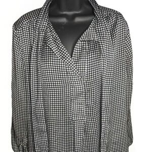 New York and Company Black and White Houndstooth Women’s Top